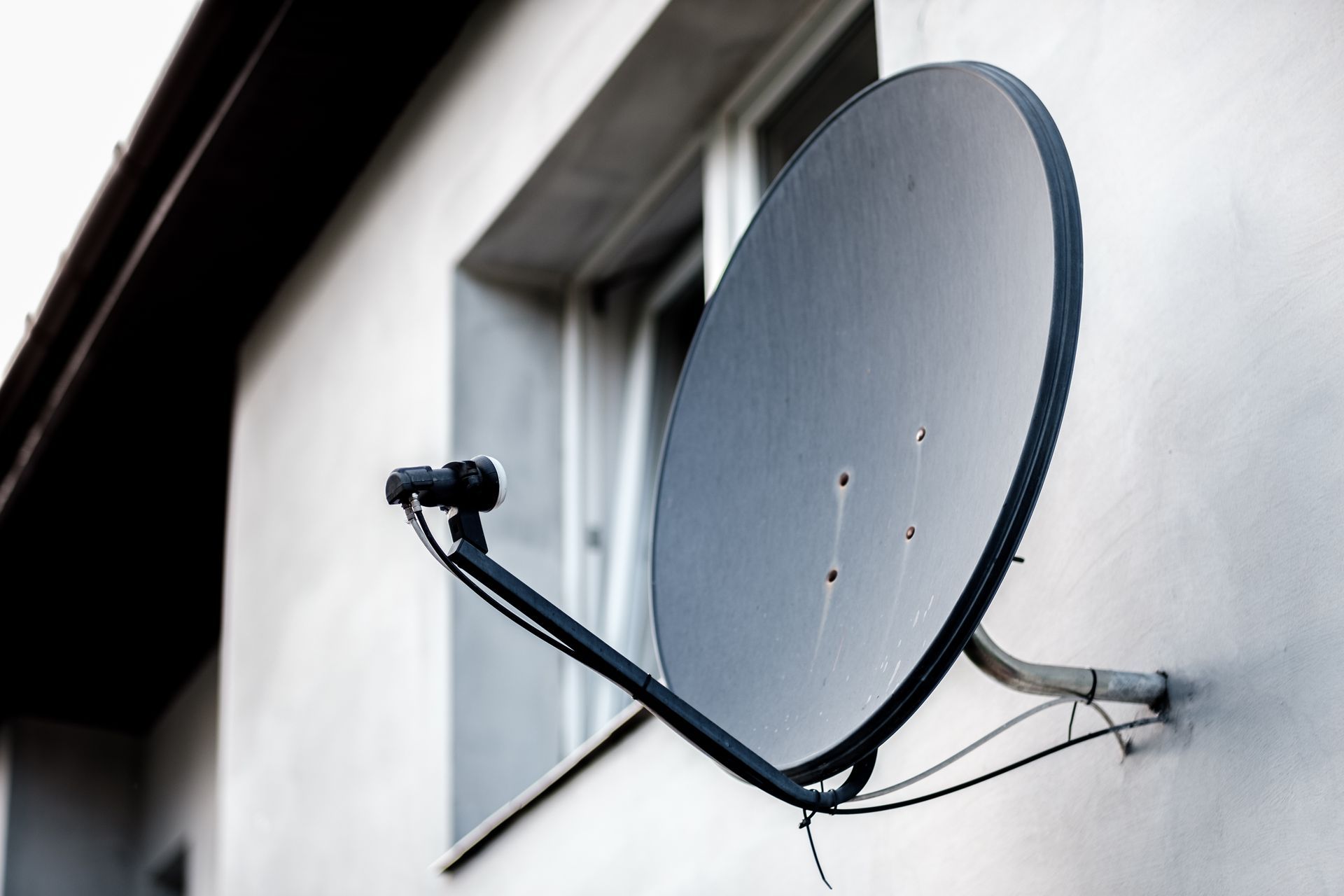 Installation d'antenne TV par un technicien professionnel